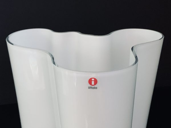 Image of the Iittala Aalto vase 16 cm in the color opal white offered in this advertisement.