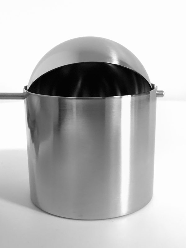 Afbeelding van de Stelton wip asbak ontworpen door Arne Jacobsen die in deze advertentie wordt aangeboden.