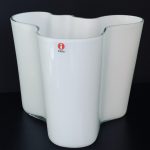 Image of the Iittala Aalto vase 16 cm in the color opal white offered in this advertisement.