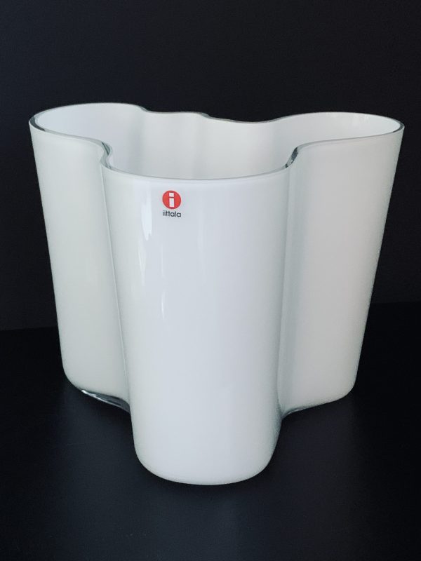 Image of the Iittala Aalto vase 16 cm in the color opal white offered in this advertisement.
