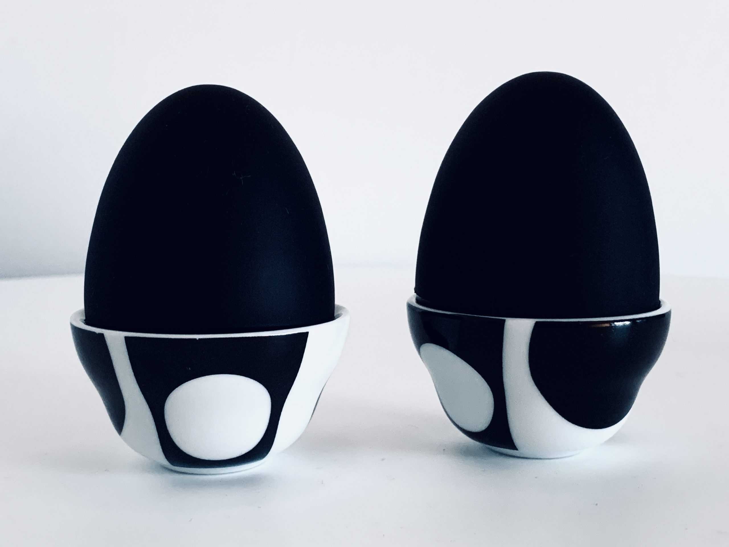 Image of the Verner Panton Menu egg cups featured in this ad.