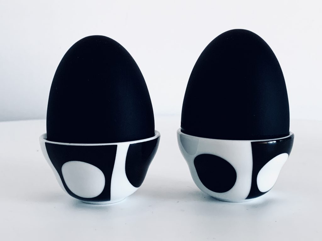 Image des coquetiers Verner Panton Menu présentés dans cette publicité.