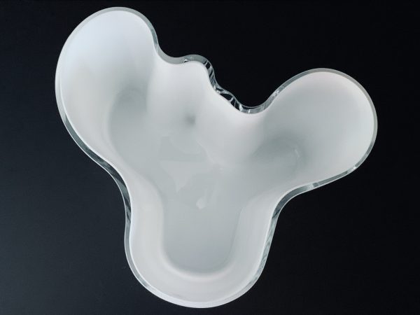 Image of the Iittala Aalto vase 16 cm in the color opal white offered in this advertisement.