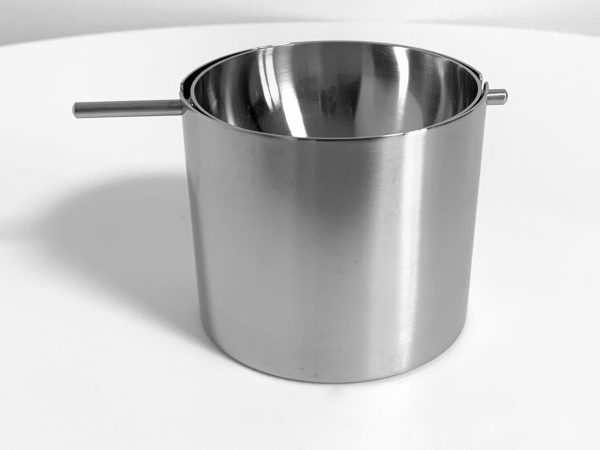 Afbeelding van de Stelton wip asbak ontworpen door Arne Jacobsen die in deze advertentie wordt aangeboden.