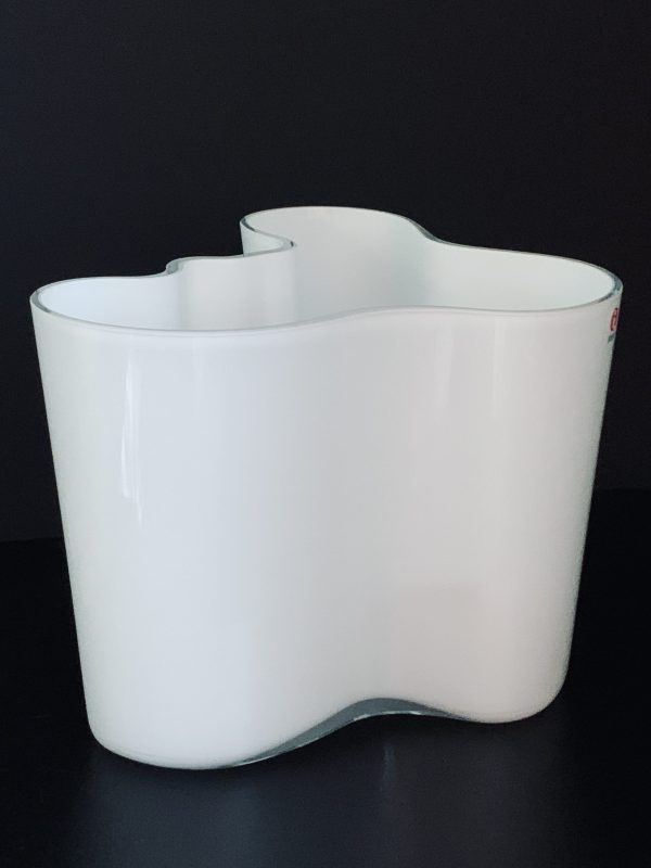 Image of the Iittala Aalto vase 16 cm in the color opal white offered in this advertisement.