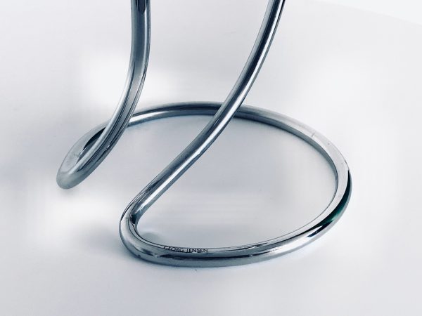 Afbeelding van de Georg Jensen Swing Kandelaar hoogglans rvs die in deze advertentie wordt aangeboden