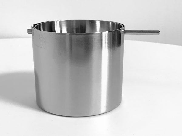 Afbeelding van de Stelton wip asbak ontworpen door Arne Jacobsen die in deze advertentie wordt aangeboden.