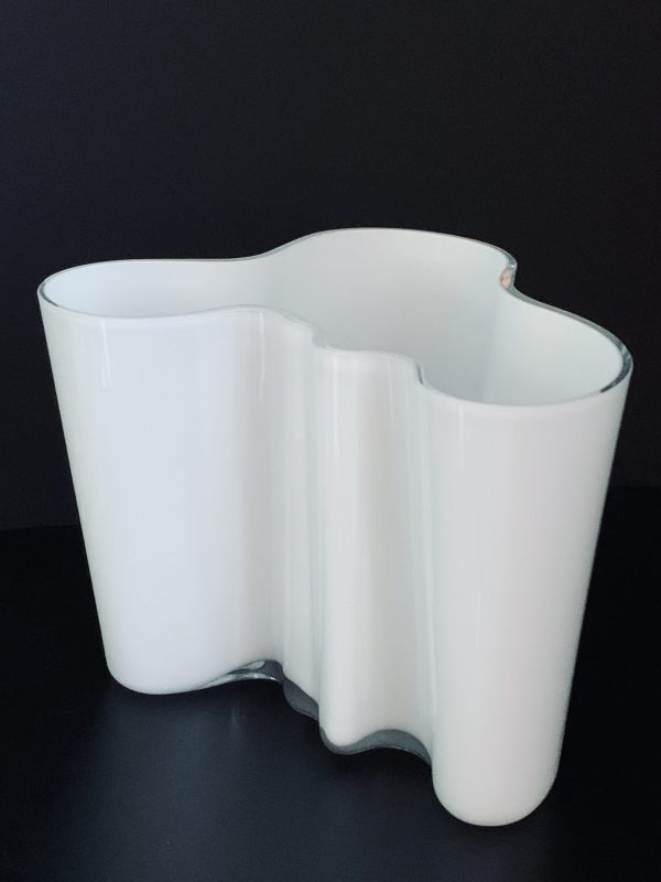 Image of the Iittala Aalto vase 16 cm in the color opal white offered in this advertisement.