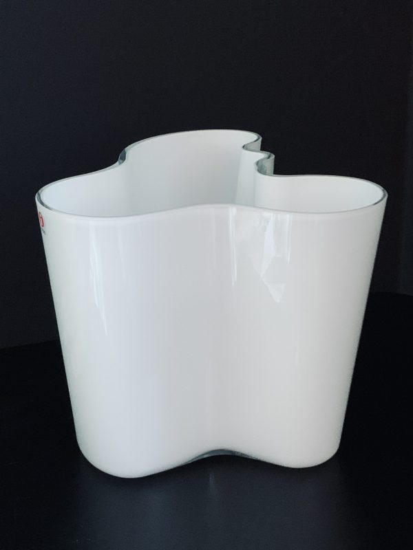 Image of the Iittala Aalto vase 16 cm in the color opal white offered in this advertisement.