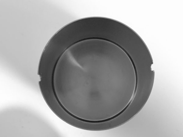 Afbeelding van de Stelton wip asbak ontworpen door Arne Jacobsen die in deze advertentie wordt aangeboden.