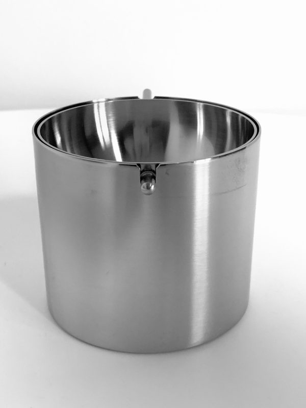 Afbeelding van de Stelton wip asbak ontworpen door Arne Jacobsen die in deze advertentie wordt aangeboden.