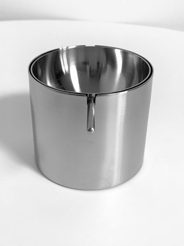 Afbeelding van de Stelton wip asbak ontworpen door Arne Jacobsen die in deze advertentie wordt aangeboden.