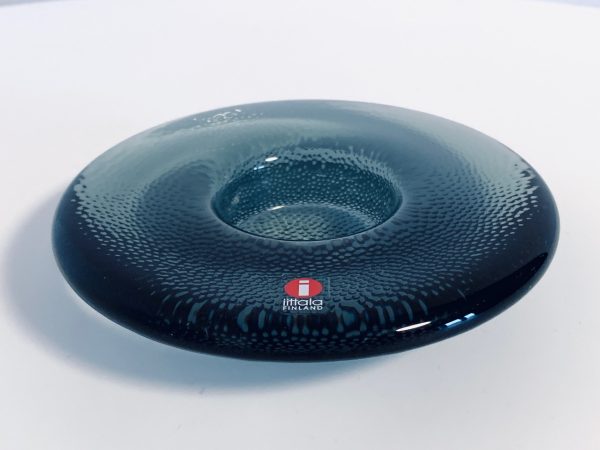 Abbildung des in dieser Anzeige angebotenen grauen Teelichthalters Nappi von Iittala.