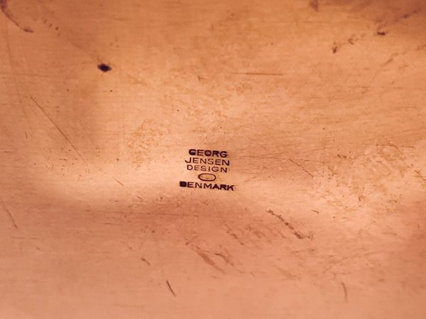 Afbeelding van een koperen sauteerpan van Georg Jensen ontworpen door Henning Koppel die in deze advertentie wordt aangeboden.