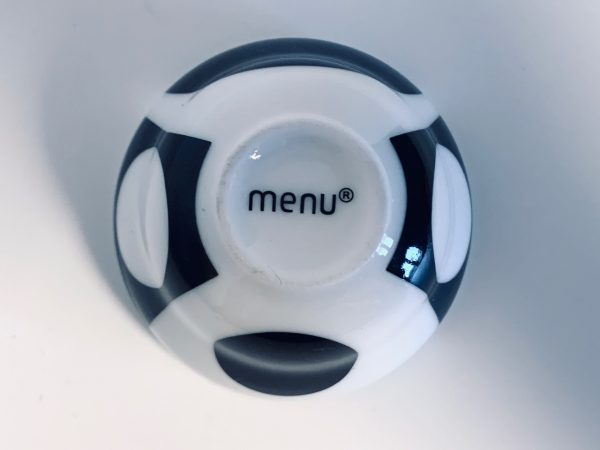Afbeelding van de Verner Panton Menu eierdopje zwart die in deze advertentie wordt aangeboden.