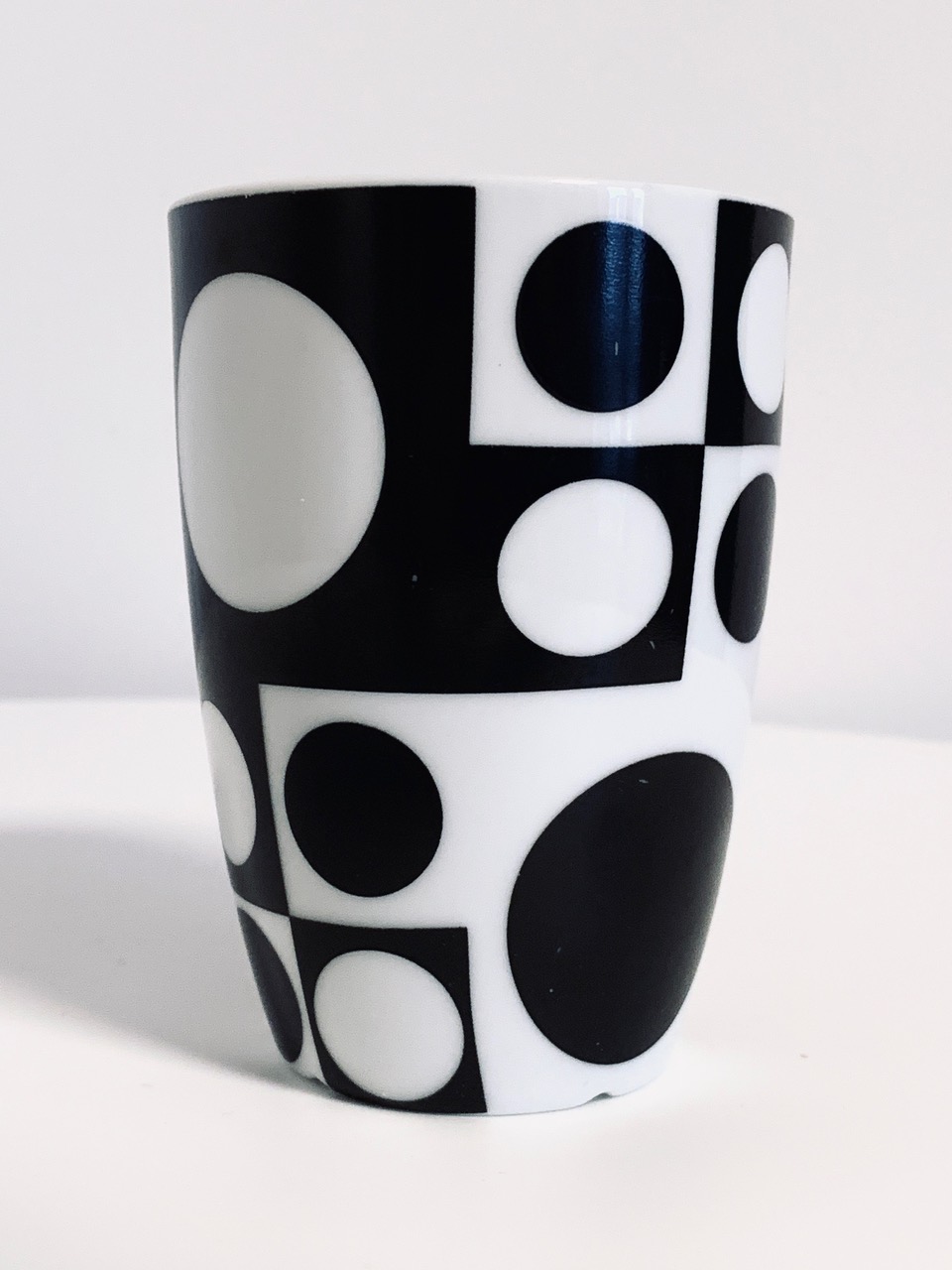 Image of the Verner Panton Menu cup black white 210 ml offered in this advertisement.