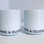 Image des gobelets Menu Bang & Olufsen neufs dans l'emballage proposé dans cette publicité.
