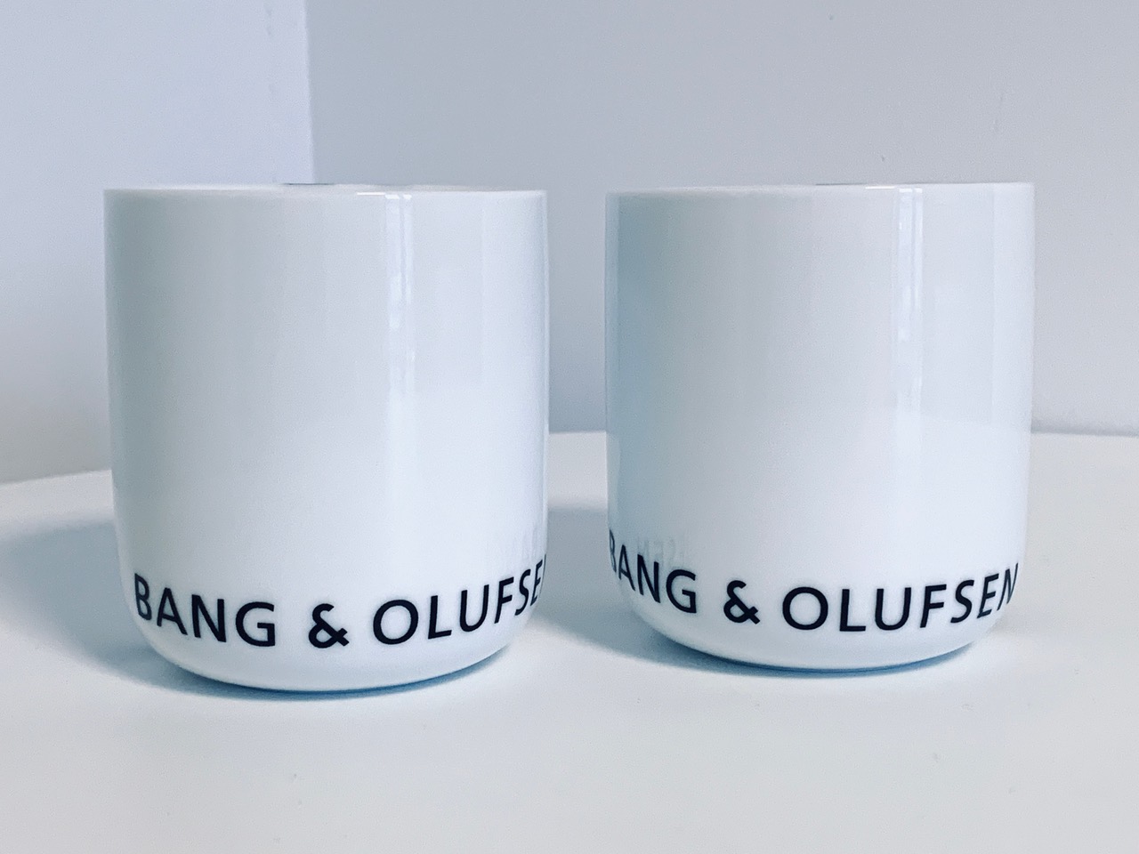 Image des gobelets Menu Bang & Olufsen neufs dans l'emballage proposé dans cette publicité.