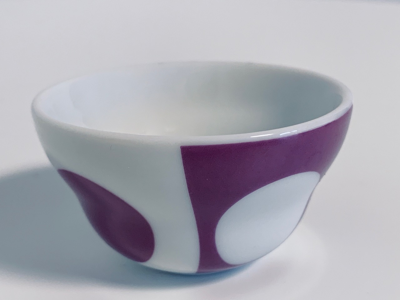 Image of the Verner Panton Menu egg cup purple offered in this ad.