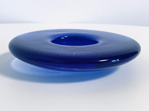 Afbeelding van de Iittala Nappi waxinelichthouder kobalt blauw die in deze advertentie wordt aangeboden.