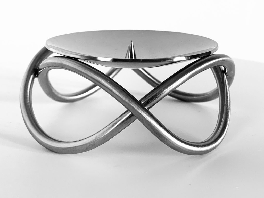 Image du chandelier Georg Jensen Glow proposé dans cette publicité.