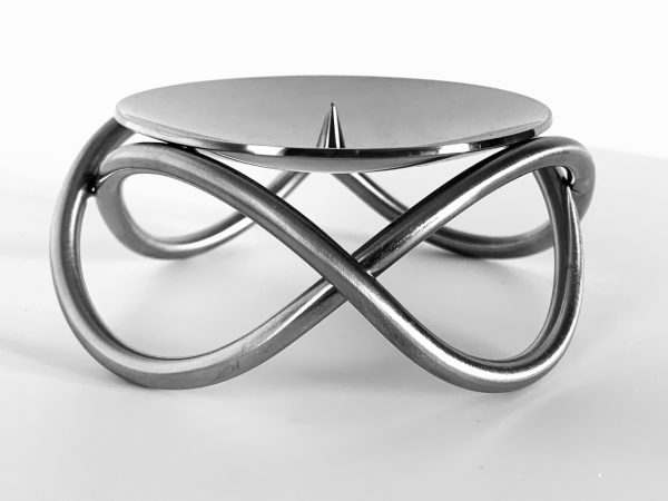 Afbeedling van de Georg Jensen Glow kandelaar die op Deenswonen worden aangeboden.