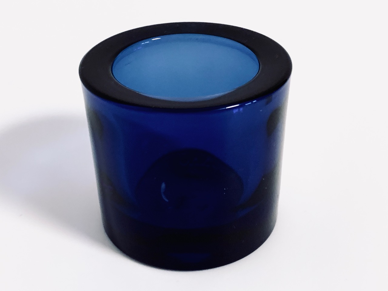 Afbeelding van Iittala kivi sfeerlichtje ultra marine die in deze advertentie wordt aangeboden.