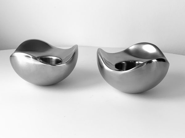 Image des photophores et bougeoirs Georg Jensen Bloom proposés dans cette publicité.Image des photophores et bougeoirs Georg Jensen Bloom proposés dans cette publicité.