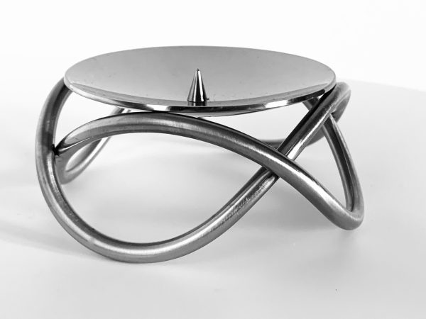 Afbeedling van de Georg Jensen Glow kandelaar die in deze advertentie worden aangeboden.