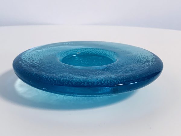 Afbeelding van de Iittala Nappi waxinelichthouder licht blauw die in deze advertentie wordt aangeboden.