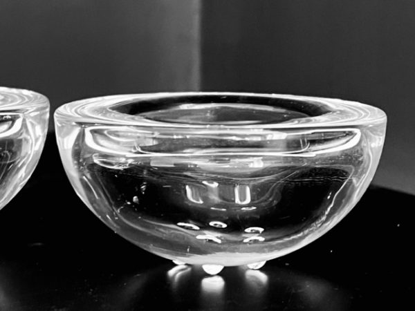 Afbeelding van de Iittala Ballo Votive waxinelichthouders in de kleur helder die in deze advertentie wordt aangeboden.