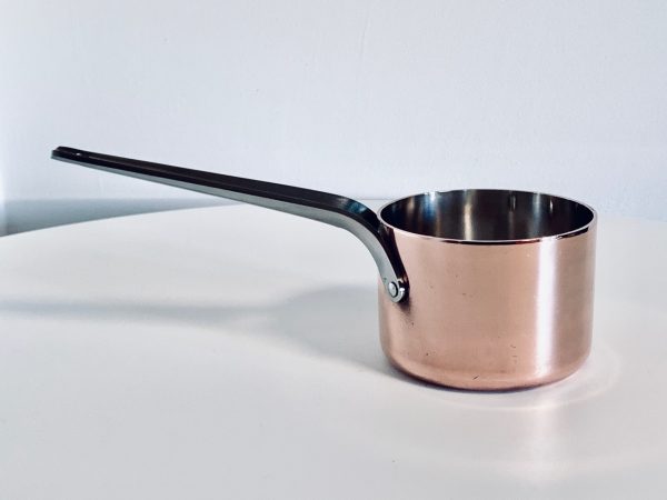 Bild eines von Henning Koppel entworfenen Kupfer topfs von Georg Jensen, der in dieser Anzeige angeboten wird.