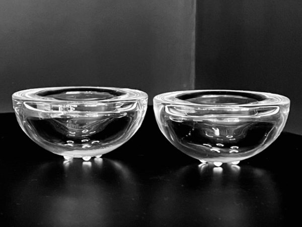 Afbeelding van de Iittala Ballo Votive waxinelichthouders in de kleur helder die in deze advertentie wordt aangeboden.
