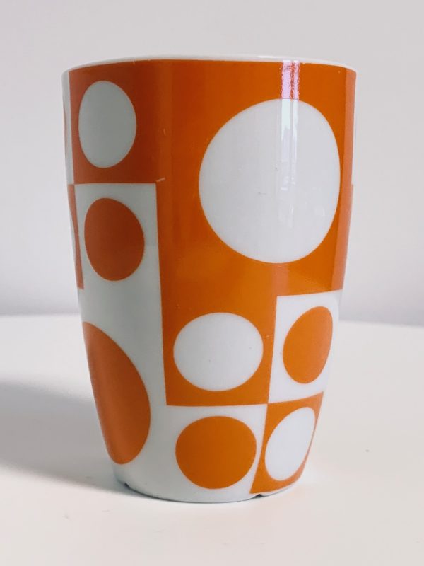 Afbeelding van de Verner Panton Menu beker oranje wit 210 ml die in deze advertentie wordt aangeboden.