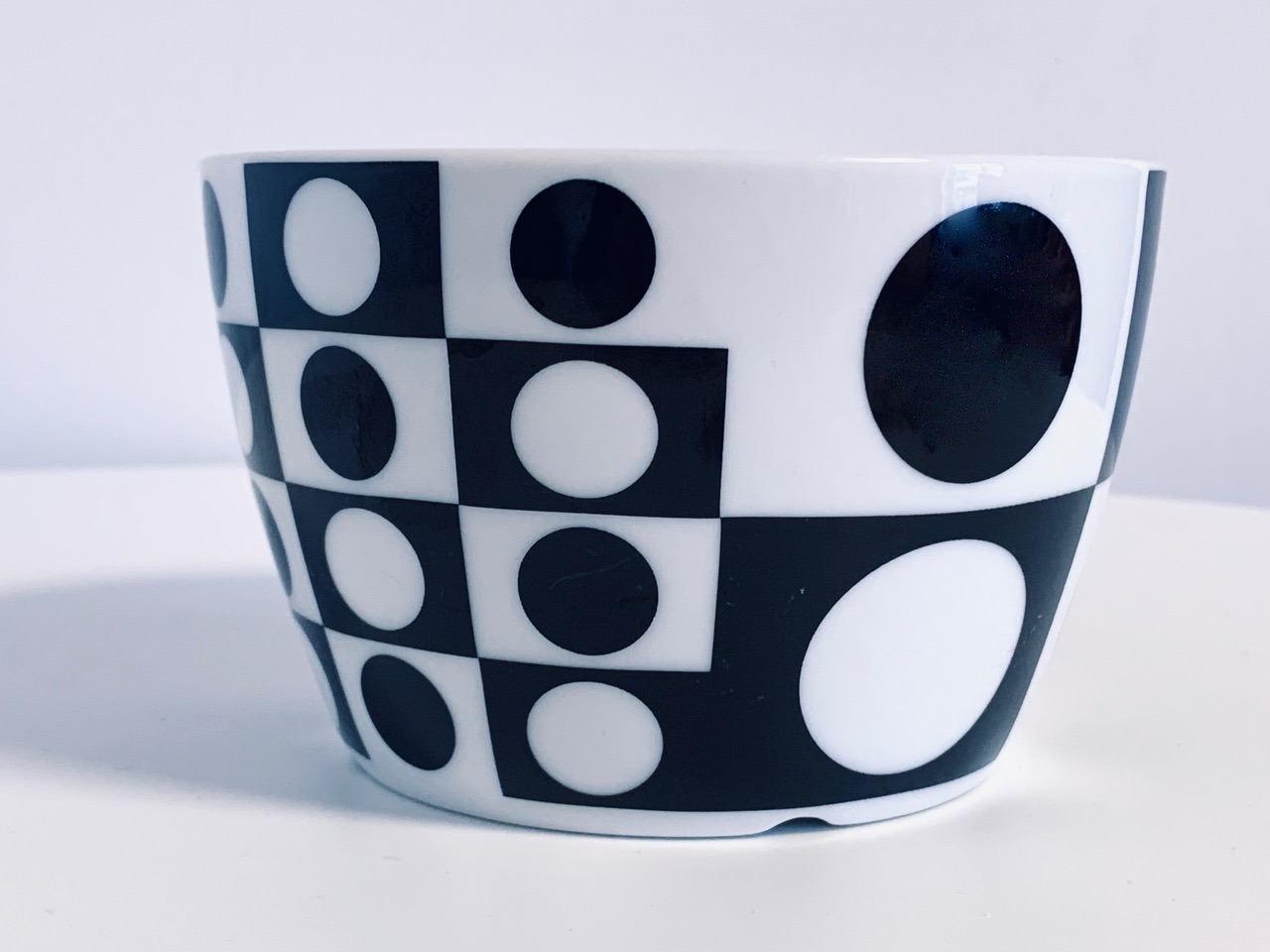 Image of the Verner Panton Menu dish black and white offered in this advertisement.