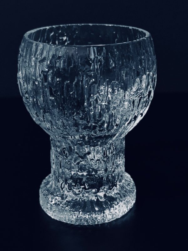Afbeelding van de Iittala Timo Sarpaneva shotglaasjes Kekkerit set van drie die in deze advertentie wordt aangeboden.
