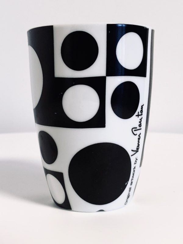 Afbeelding van de Verner Panton Menu beker zwart wit 210 ml die in deze advertentie wordt aangeboden.