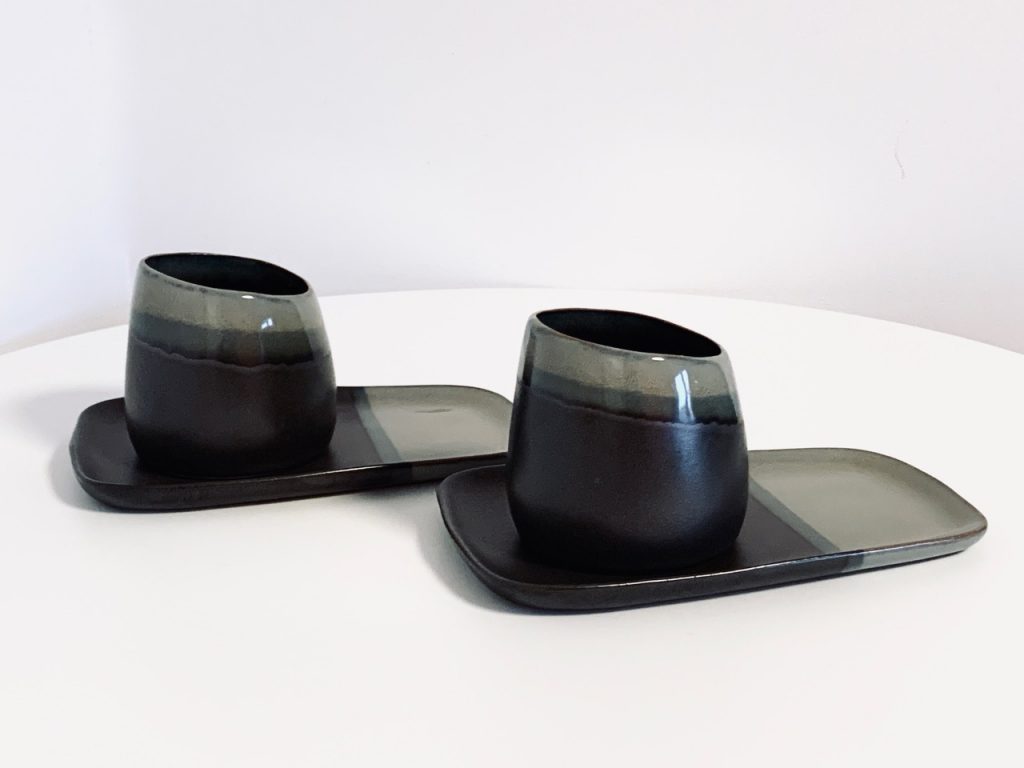 Image de l'ensemble de 2 tasses et soucoupes en céramique Norbæk proposé dans cette publicité.