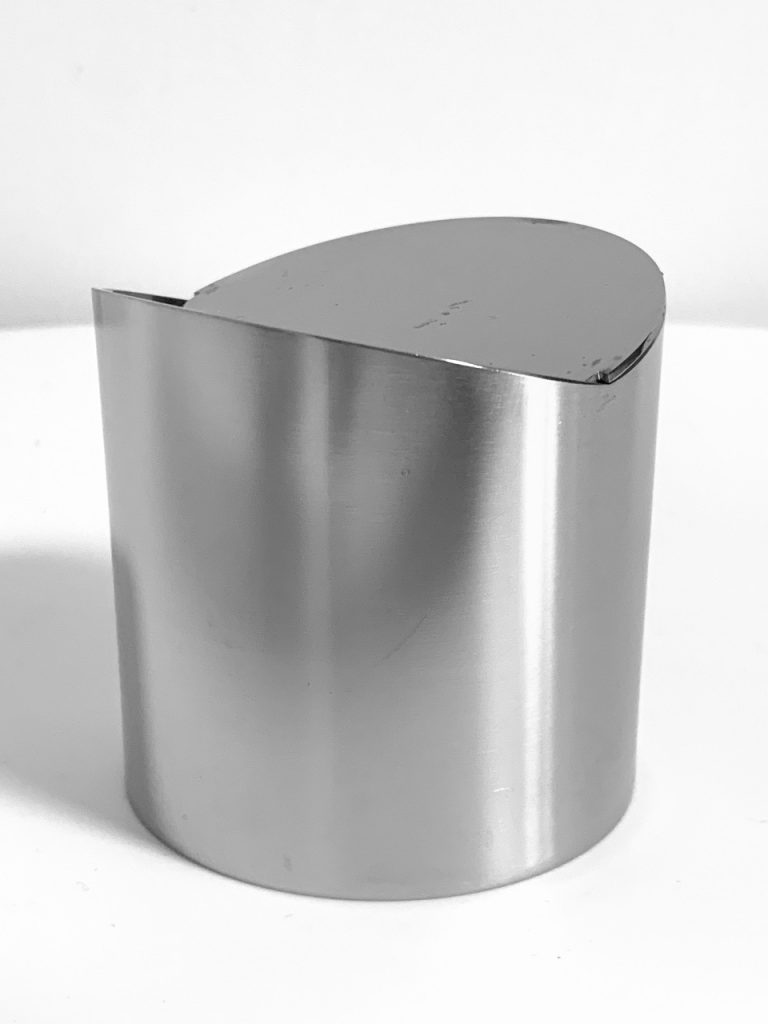 Image du cendrier à bascule Stelton pour non-fumeur conçu par Aart Roelandt proposé dans cette publicité.