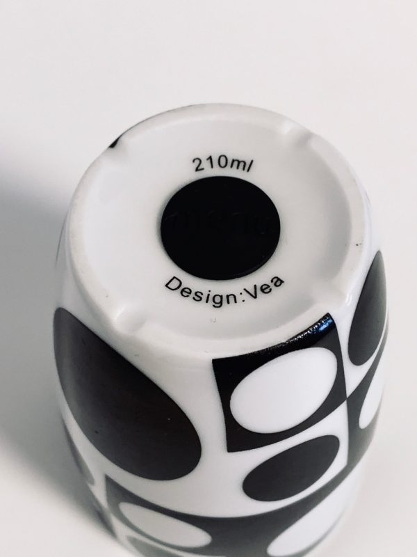 Afbeelding van de Verner Panton Menu beker zwart wit 210 ml die in deze advertentie wordt aangeboden.
