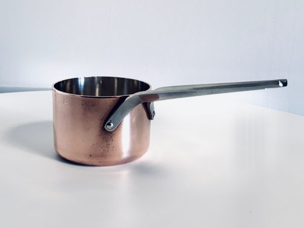 Afbeelding van een koperen sauspan van Georg Jensen ontworpen door Henning Koppel die in deze advertentie wordt aangeboden.
