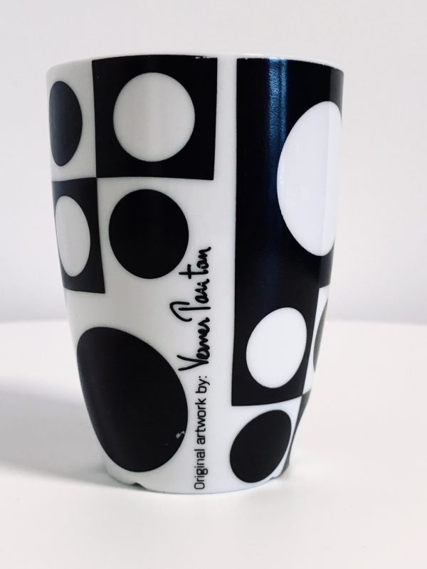 Abbildung des in dieser Anzeige angebotenen Verner Panton Menu tasse schwarz weiß 210 ml.