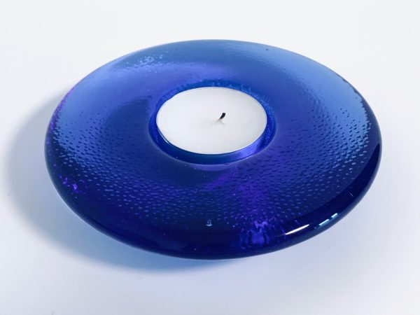 Image du photophore Iittala Nappi bleu cobalt proposé dans cette publicité.