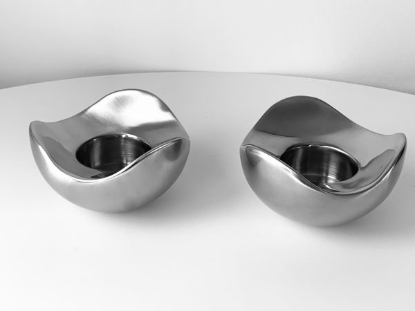 Afbeedling van de Georg Jensen Bloom waxinelichthouders en kandelaars die in deze advertentie worden aangeboden.