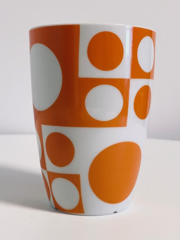 Afbeelding van de Verner Panton Menu beker oranje wit 210 ml die in deze advertentie wordt aangeboden.