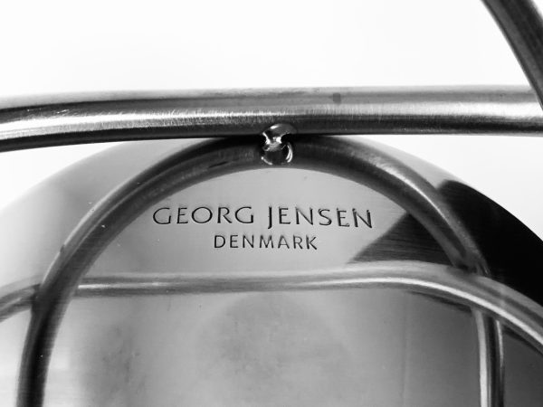 Afbeedling van de Georg Jensen Glow kandelaar die in deze advertentie worden aangeboden.
