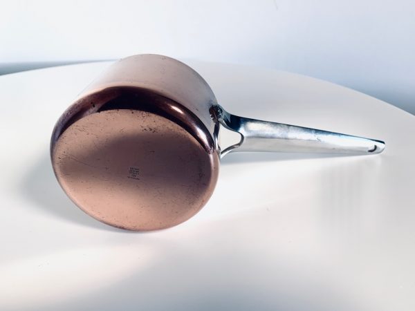 Afbeelding van een koperen sauspan van Georg Jensen ontworpen door Henning Koppel die in deze advertentie wordt aangeboden.