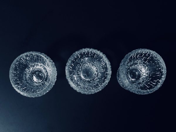 Afbeelding van de Iittala Timo Sarpaneva shotglaasjes Kekkerit set van drie die in deze advertentie wordt aangeboden.