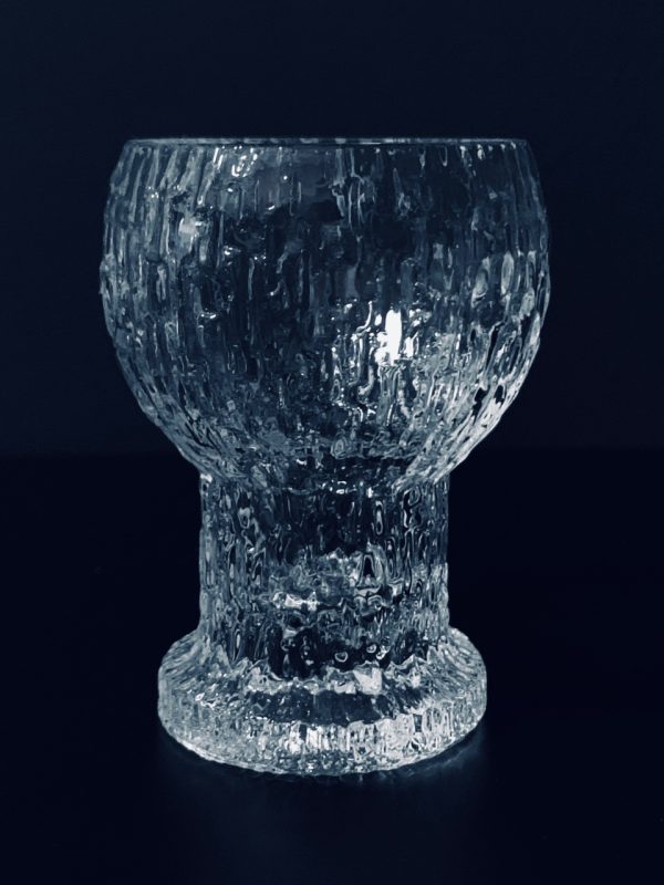 Afbeelding van de Iittala Timo Sarpaneva shotglaasjes Kekkerit set van drie die in deze advertentie wordt aangeboden.