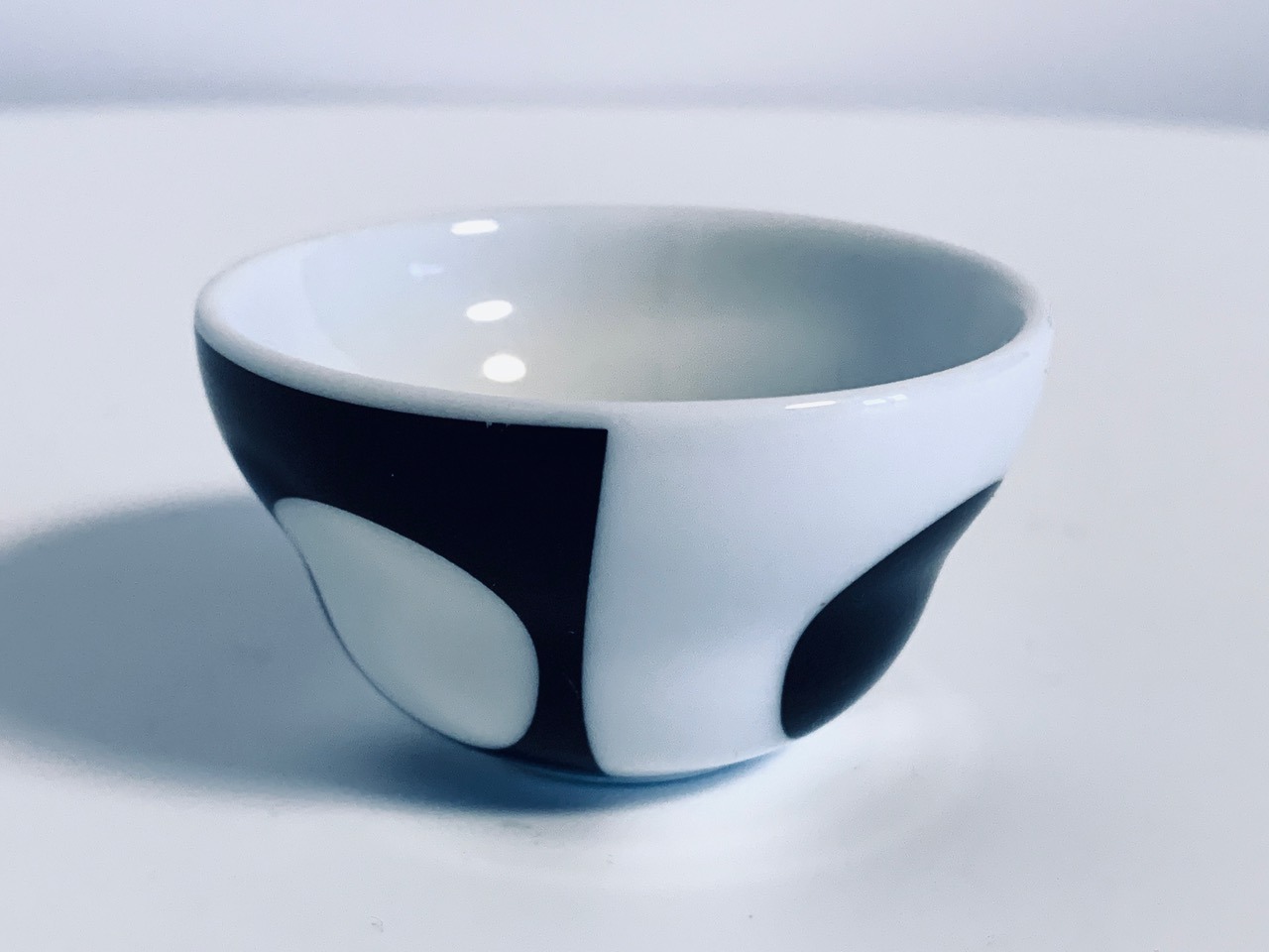 Image of the Verner Panton Menu egg cup black offered in this ad.
